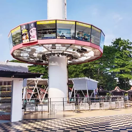 pengunjung-yakin-naik-menara-taming-sari-pengunjung-yakin-naik-menara-taming-sari-1677455268752551940